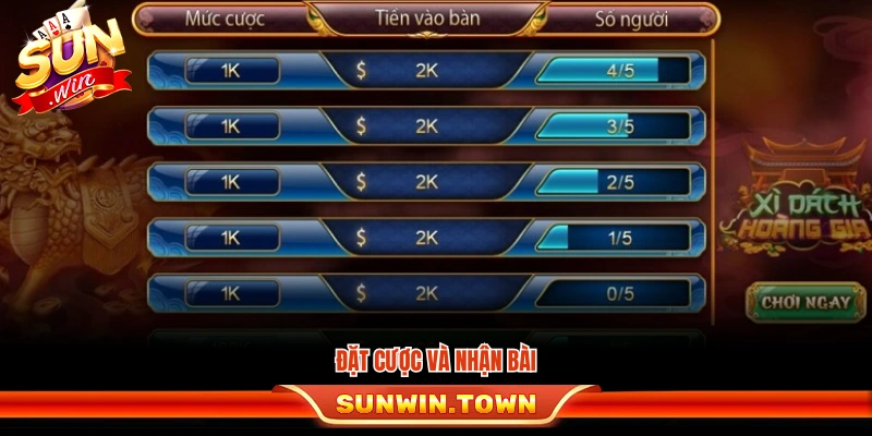 Người chơi vào tiền rồi nhận hai lá đầu tiên